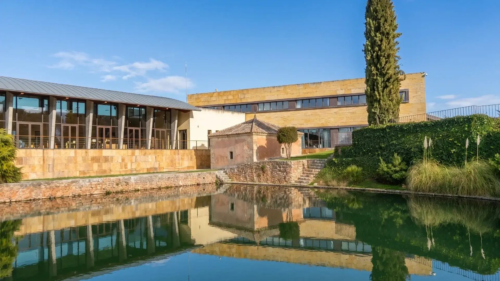 Edificio del hotel junto al estanque, reflejado en el agua