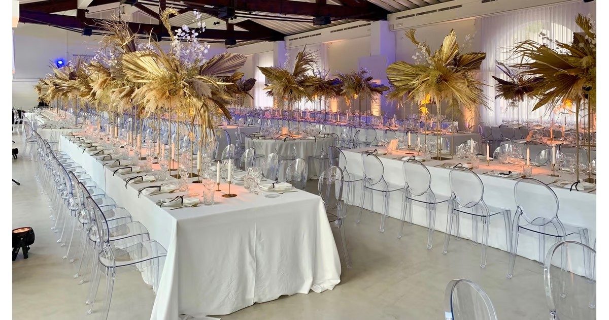 Cena montada en el salón interior