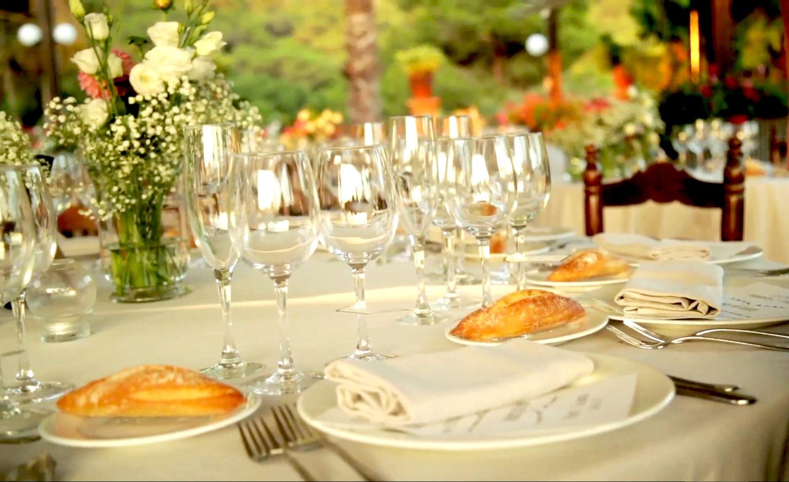 Mesa de banquete montada para una boda