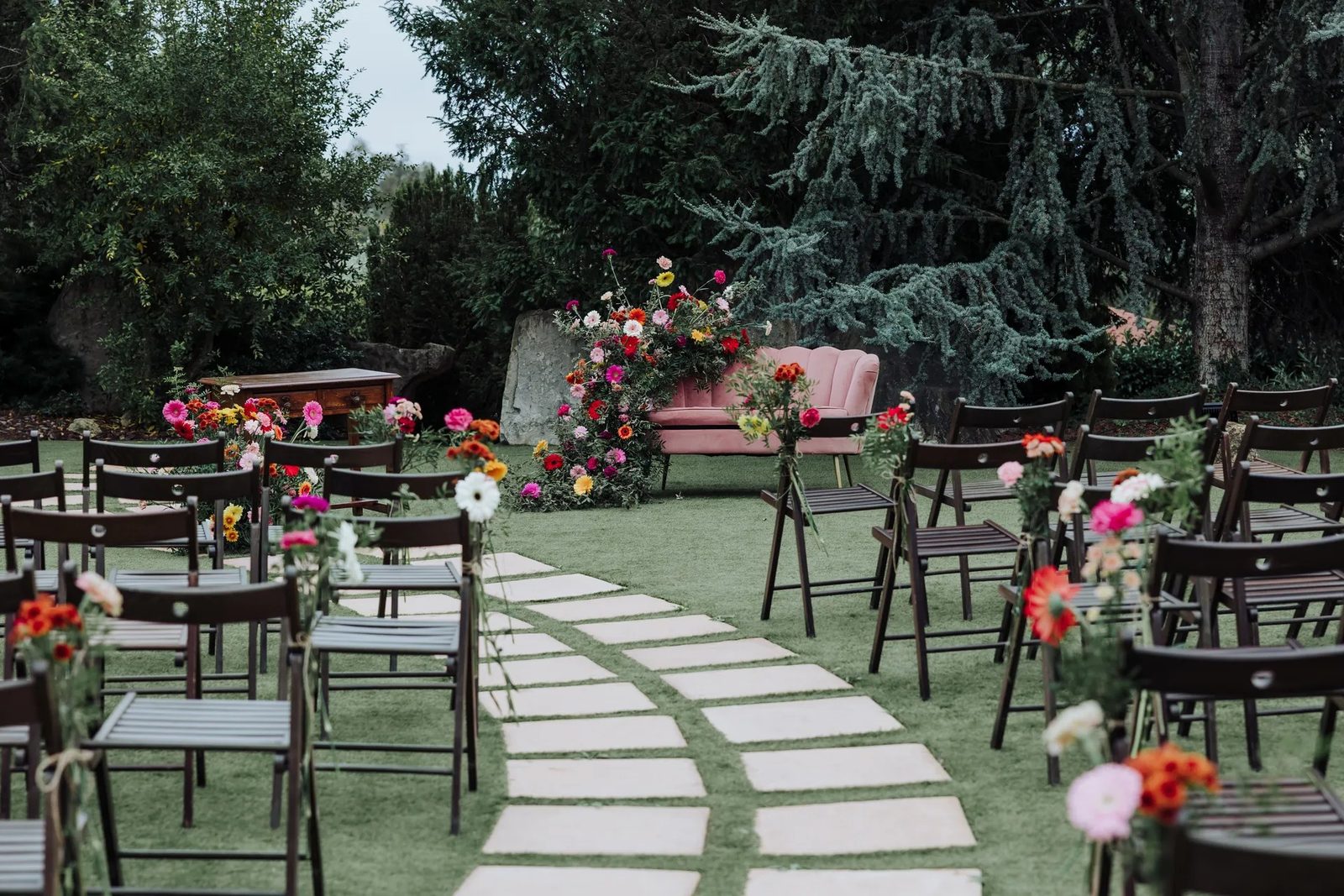 El jardín: jardín de césped con abetos para la ceremonia civil