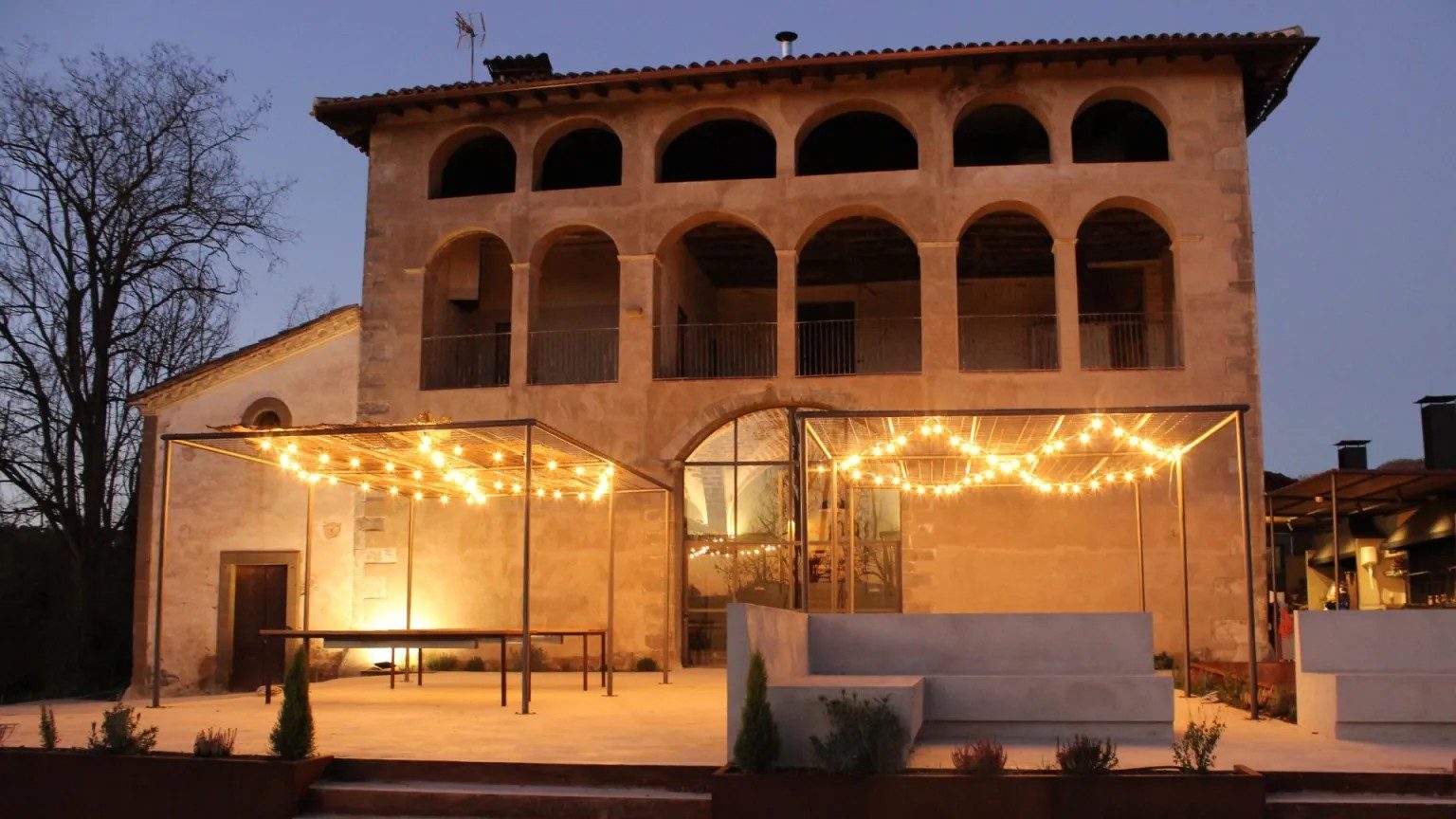 La masía de noche