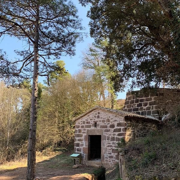 Masía de piedra rodeada de naturaleza en el valle de Grevalosa