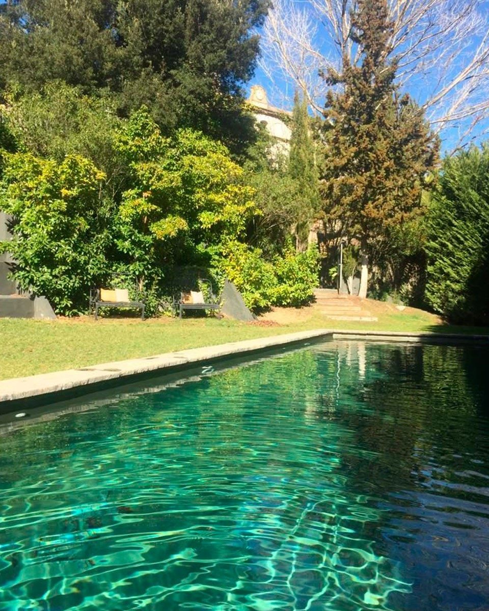 Los jardines con la piscina