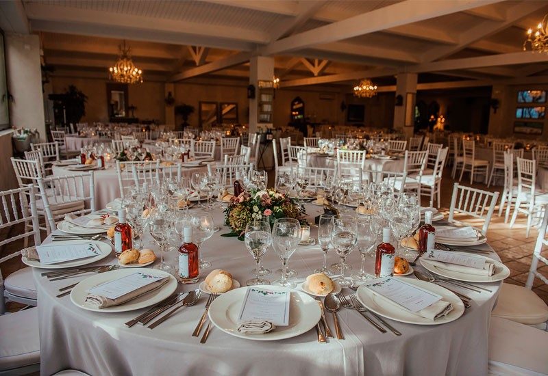 Salón con mesas preparadas para un evento