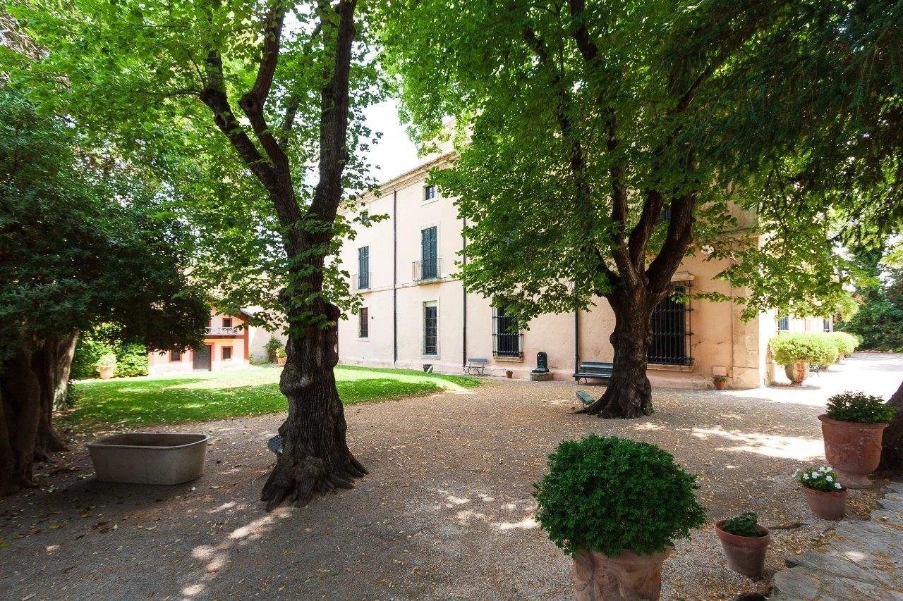 Jardín junto a un palomar