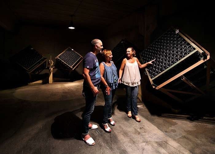 La crianza: botellas en rima en la cava subterránea