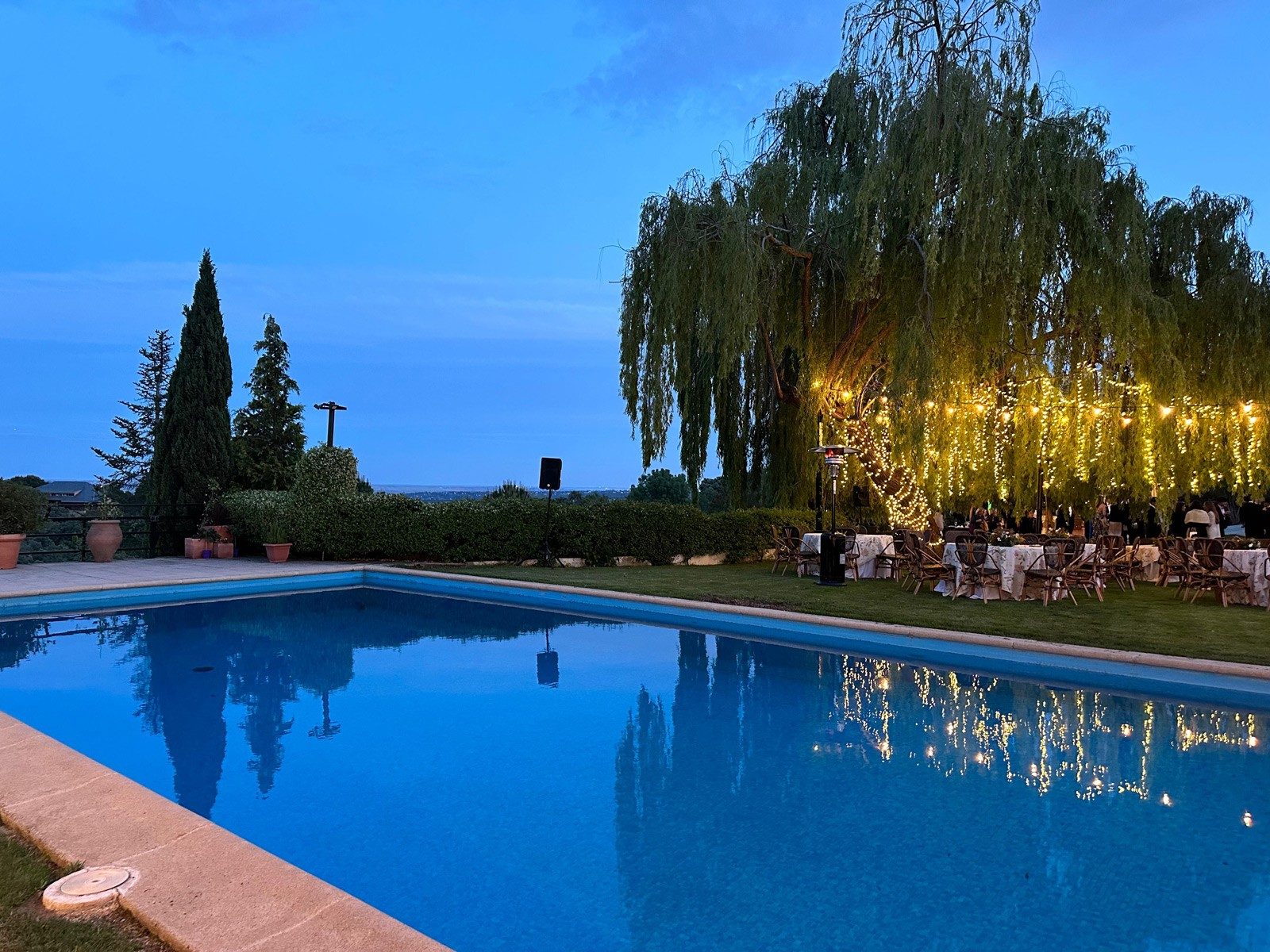 Vista de la finca con la piscina
