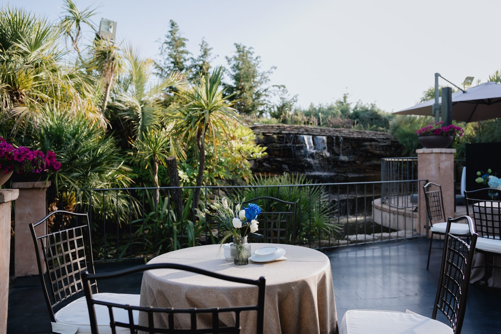 La terraza sobre la cascada.