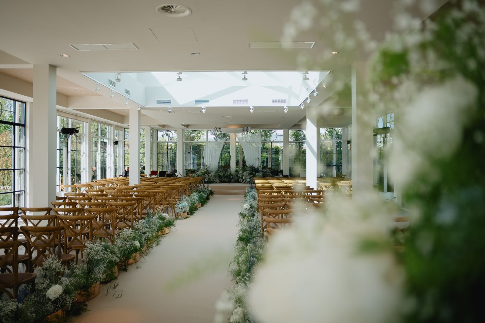 El pasillo de la ceremonia en La Galería, con flores blancas.
