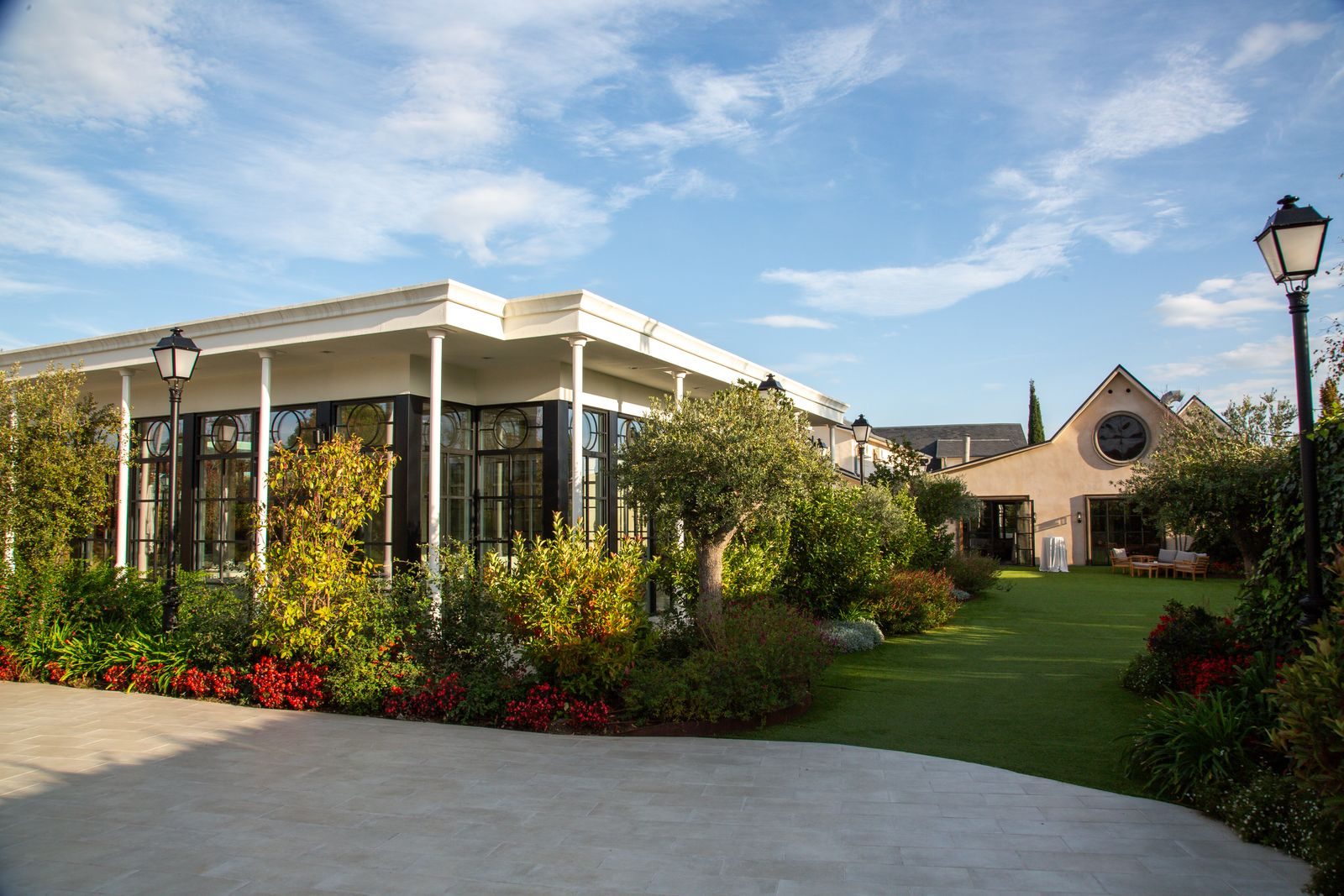 La Galería y el césped de la Cabaña, con la Cabaña al fondo.