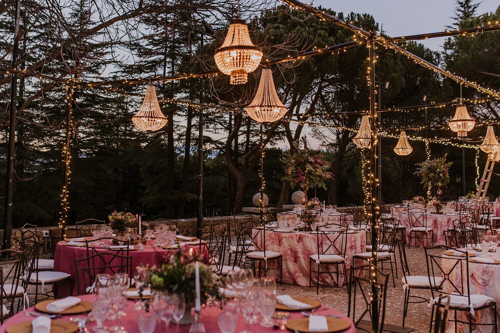Montaje de boda en el patio exterior