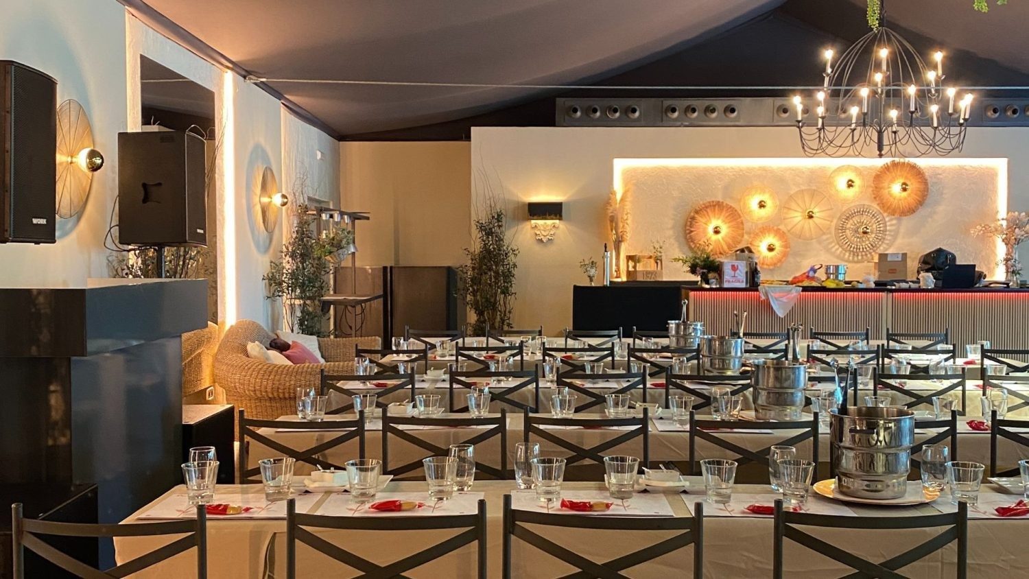 Comedor interior con mesas redondas montadas para un evento