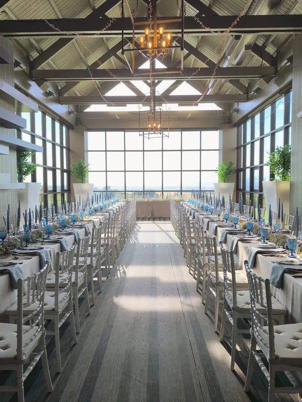 Salón montado con mesa larga para un banquete
