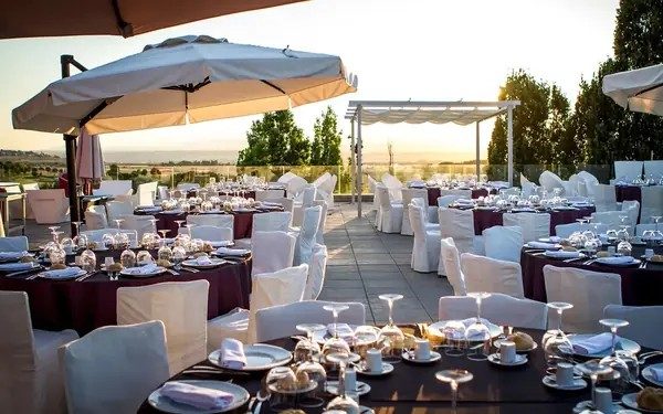 Terraza montada para un banquete al atardecer