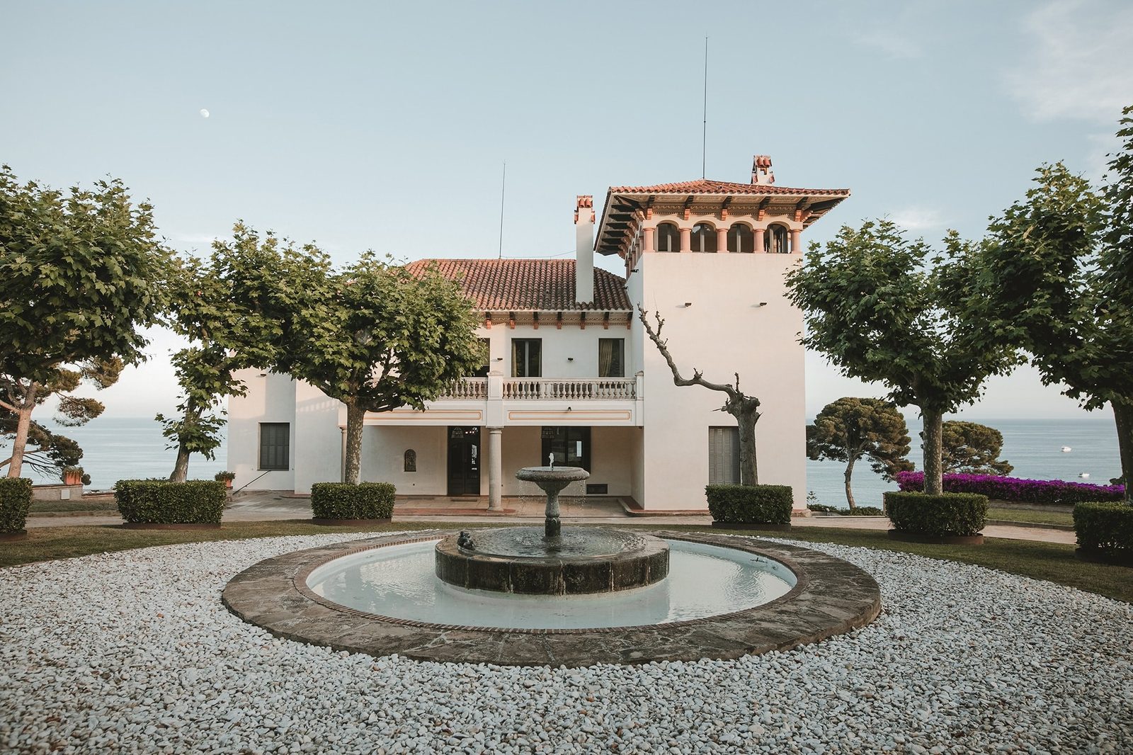 El estanque de los plataneros, plaza con estanque circular junto a la casa