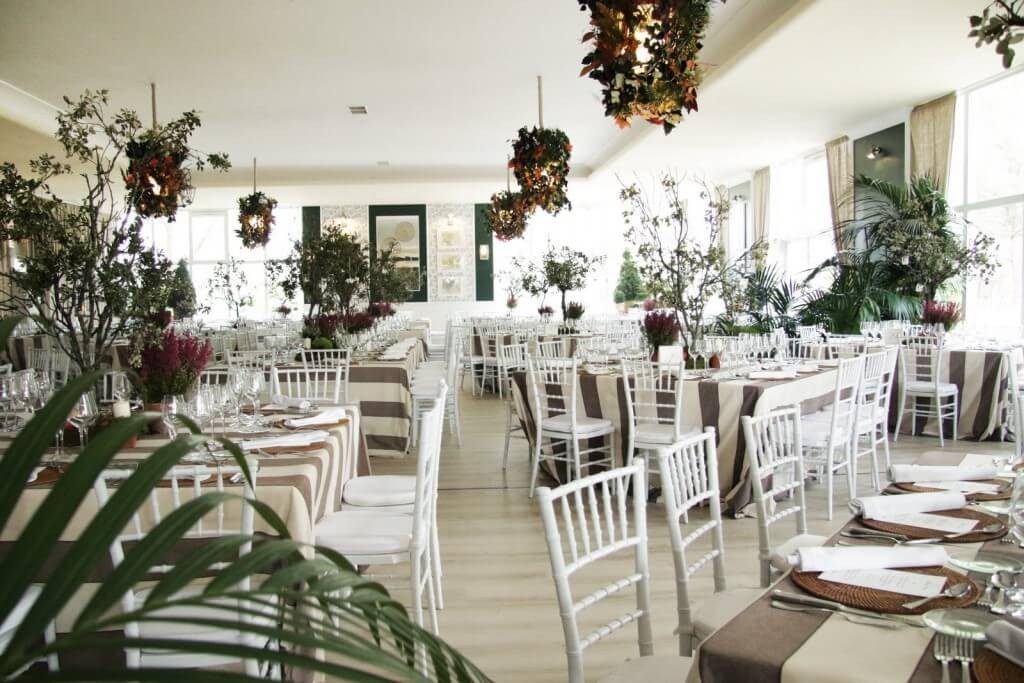 Comedor con montaje de banquete