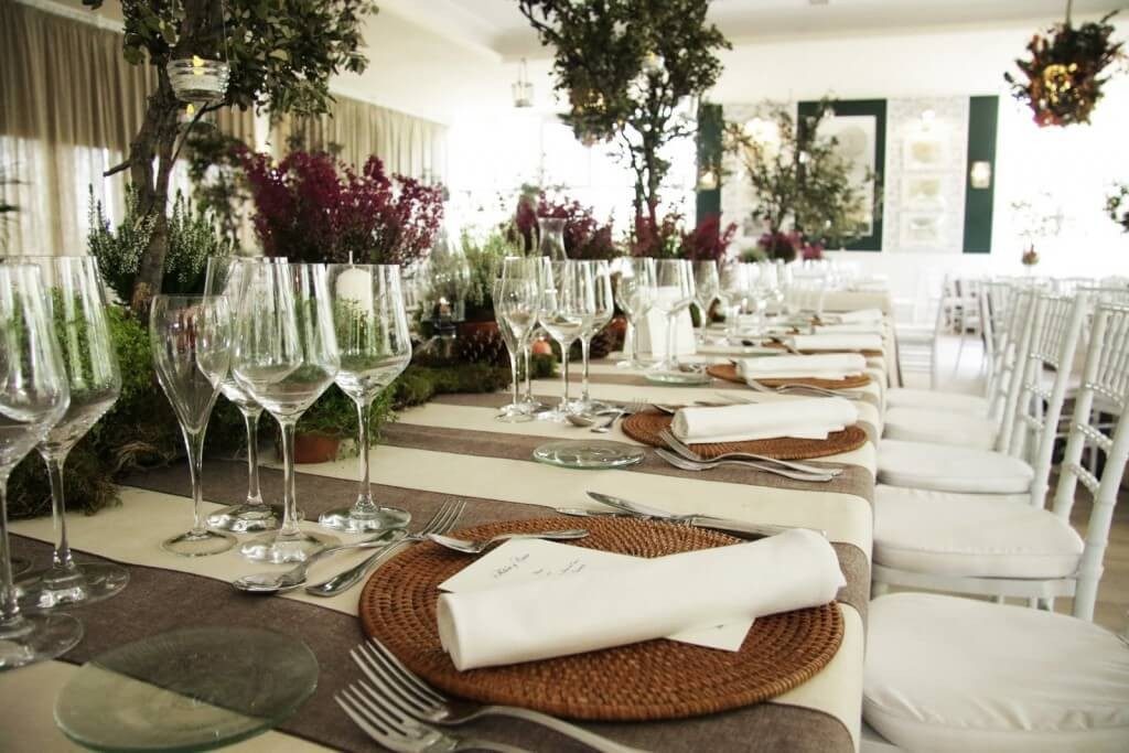 Mesas montadas para una boda