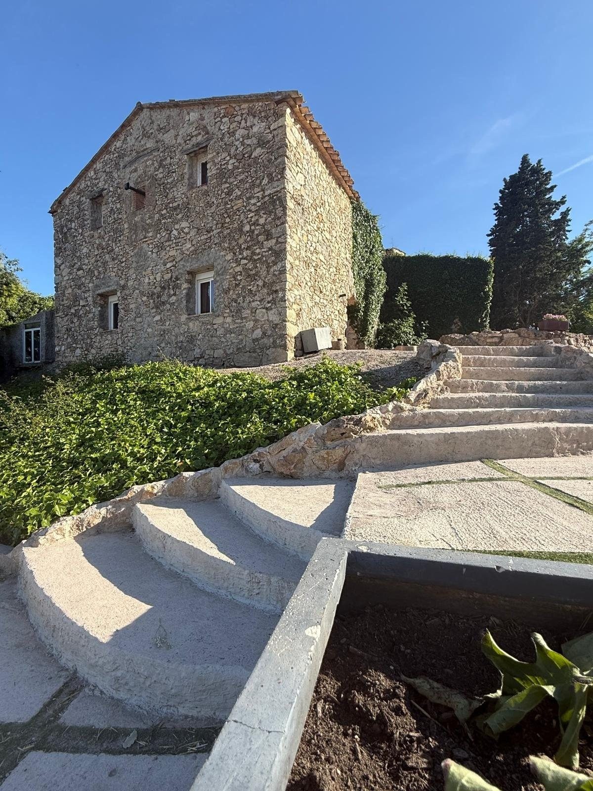 Fachada principal de la masía