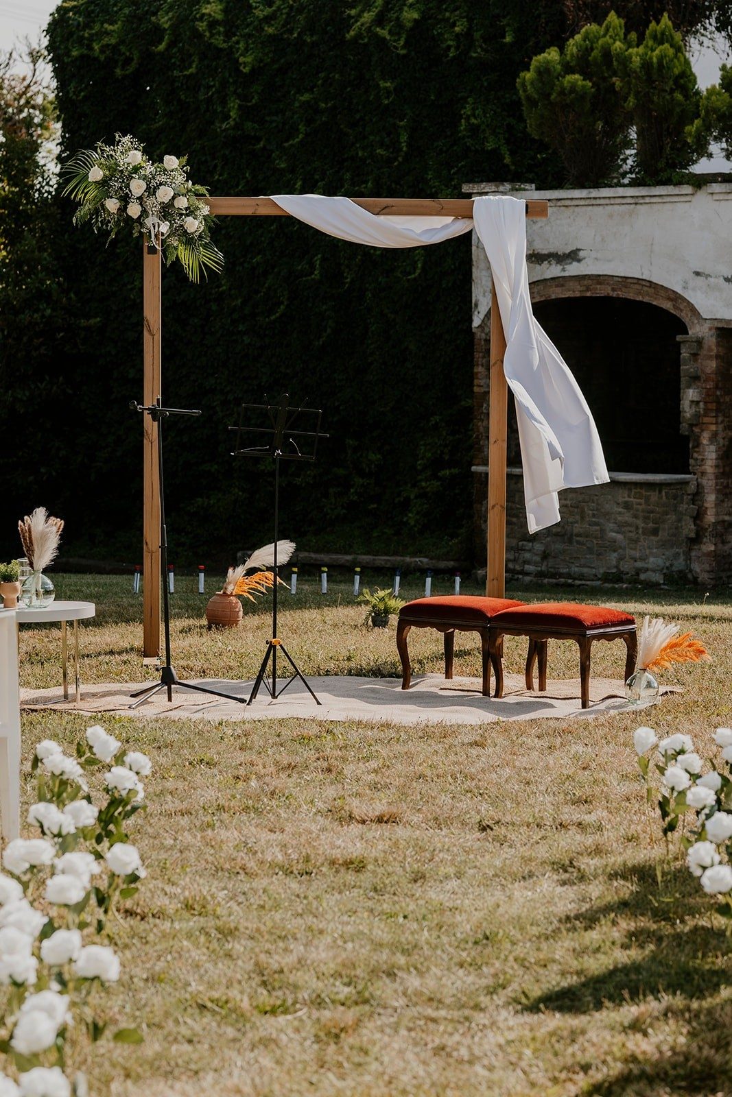 Altar de la ceremonia en el jardín