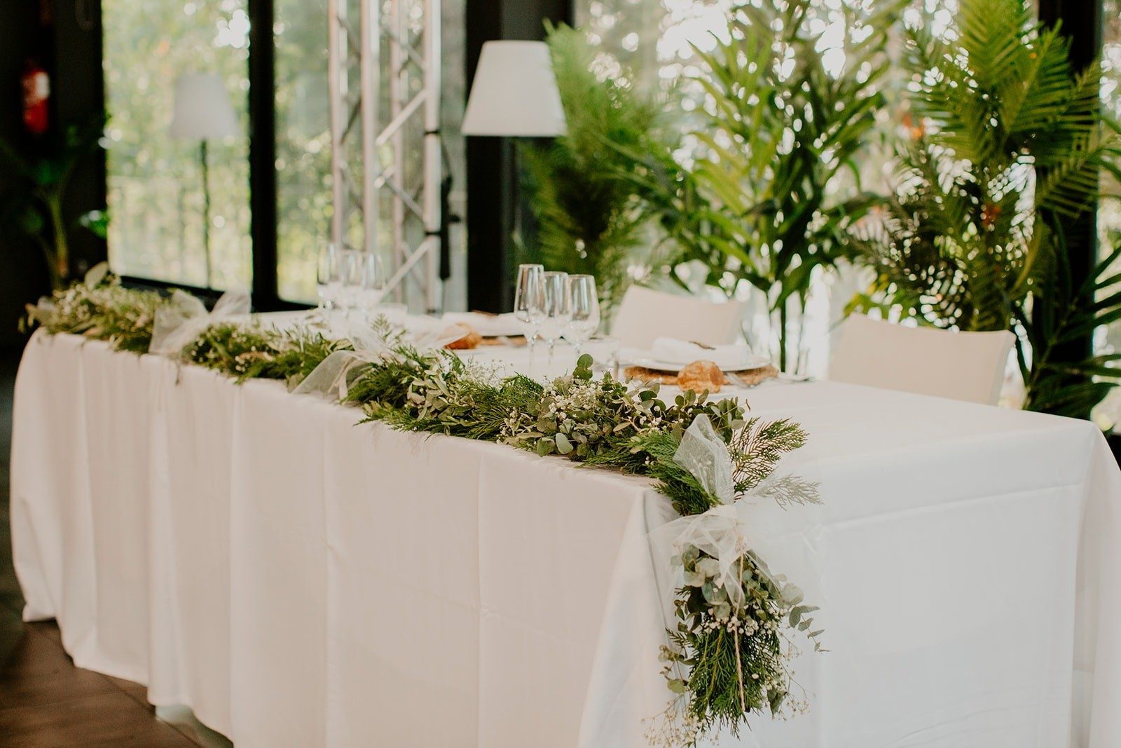 Mesa del banquete montada bajo techo
