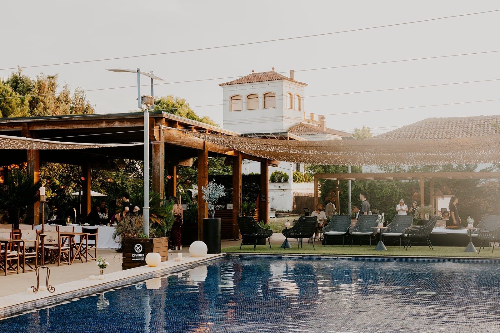 La terraza con pérgola, junto a la piscina