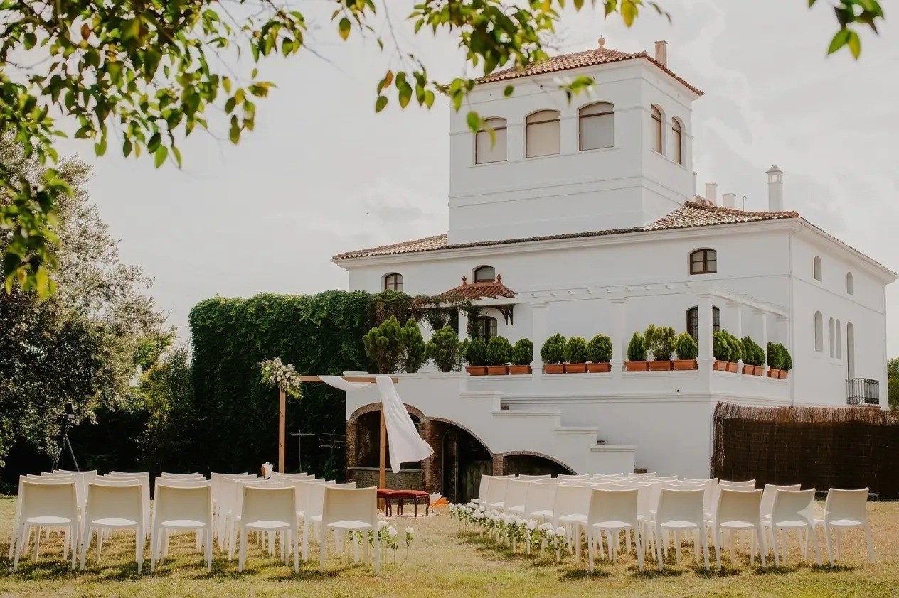 La torre, con la ceremonia montada en el jardín