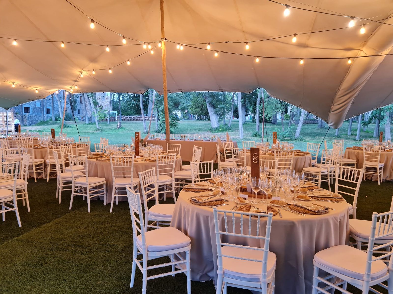 Montaje de mesas para banquete en la «carpa de verano»