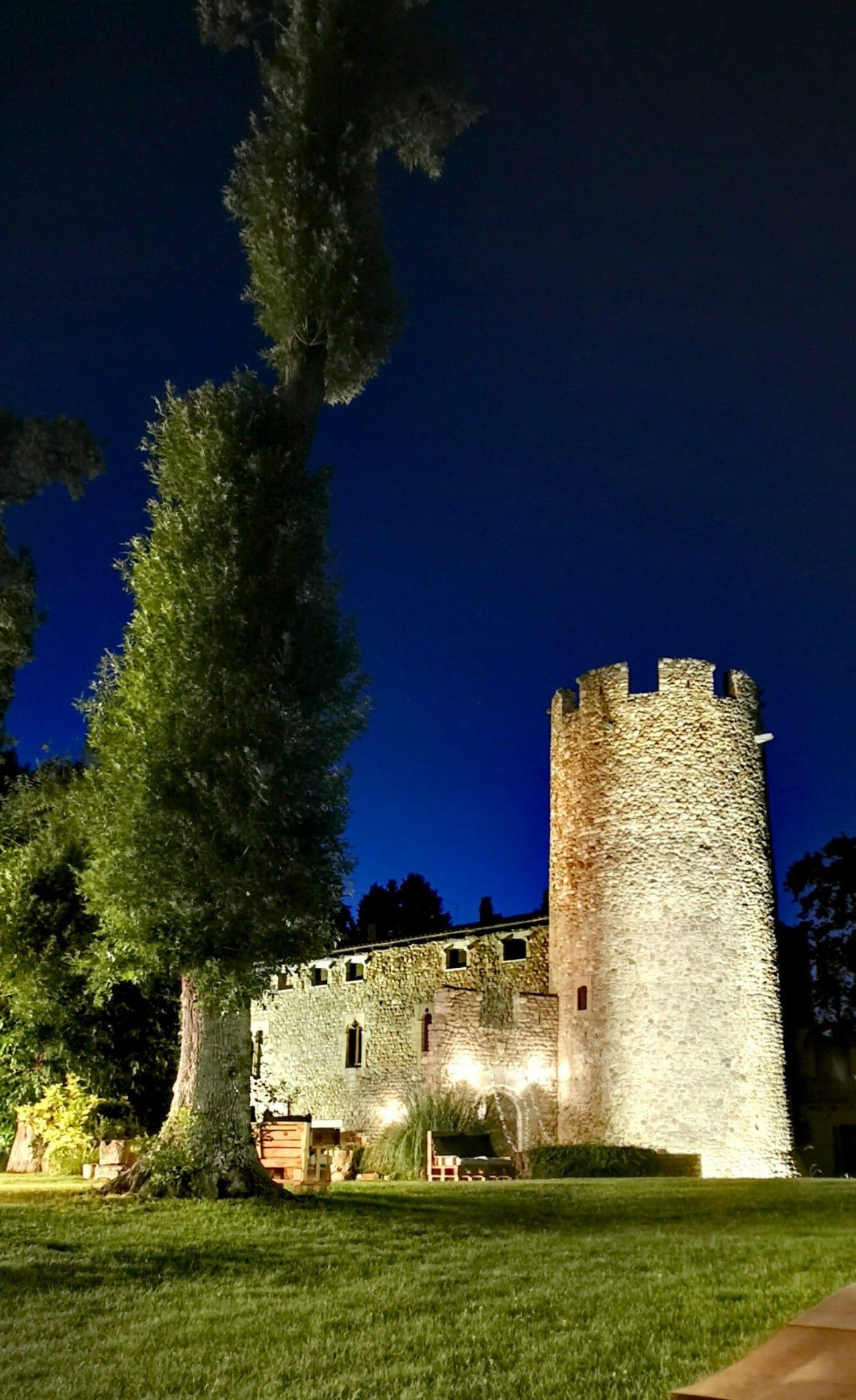 El castillo iluminado de noche