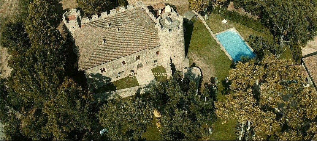 Vista aérea del castillo con los árboles, el jardín y la piscina