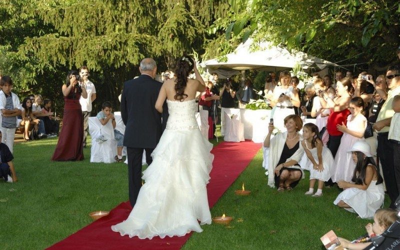 La piscina y su zona de césped, donde se montan ceremonias civiles