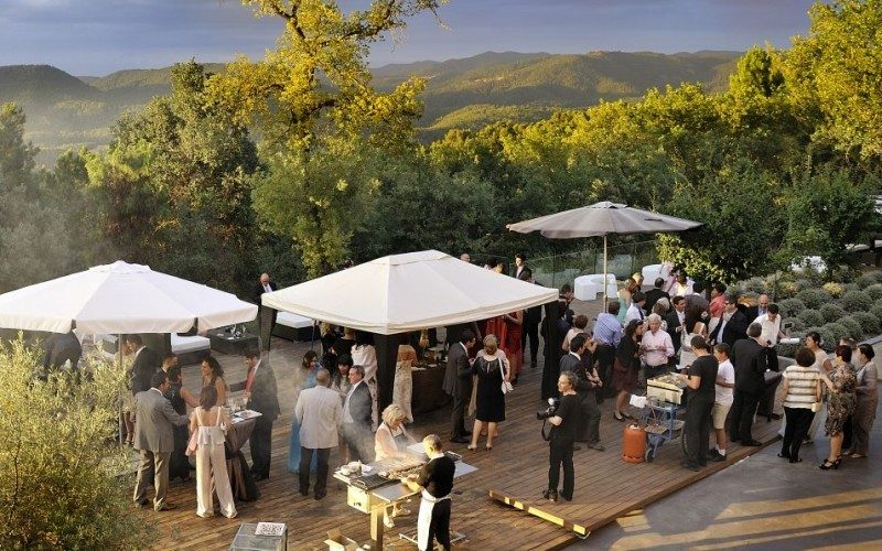 Terrazas chill out de tarima de madera, donde se sirven los aperitivos