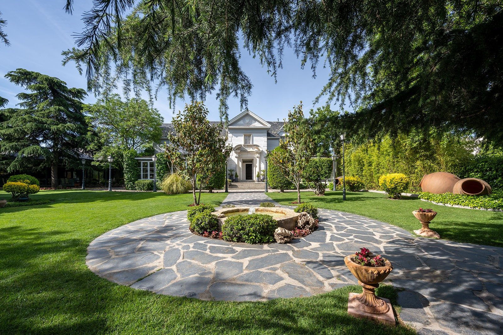 Fachada del Palacete y jardines