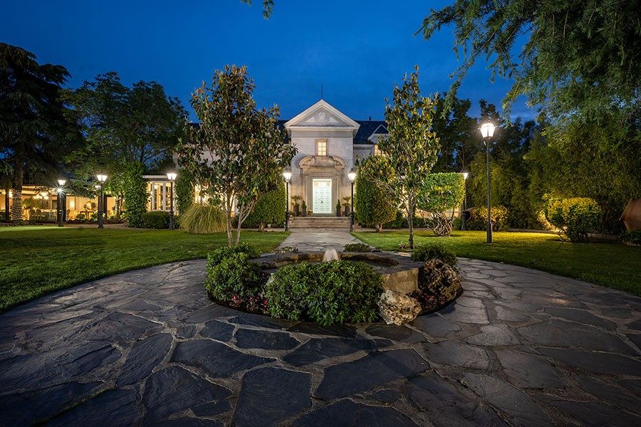 Palacete y jardines de noche
