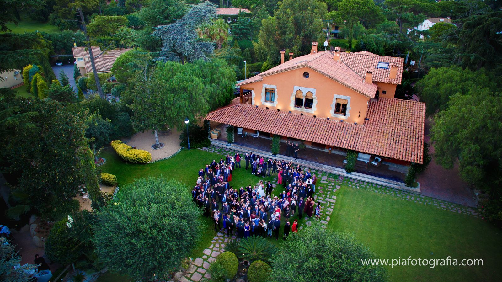 Vista aérea de la villa con gente